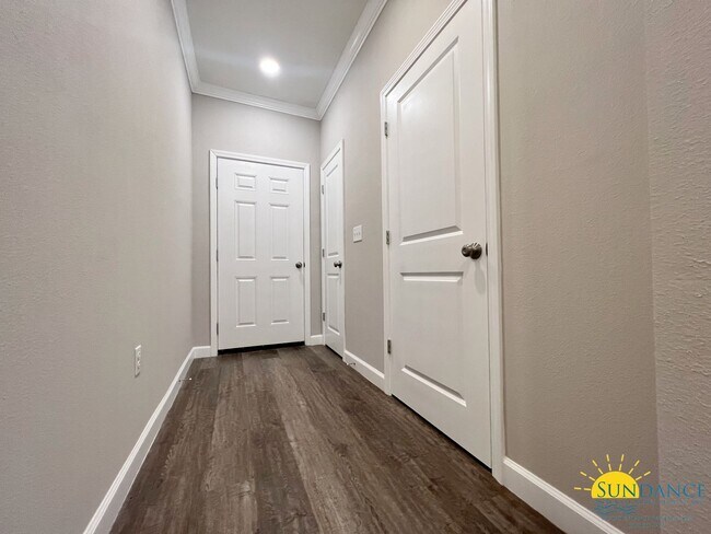 Building Photo - Custom Fort Walton Beach Townhouse in Gated Community!