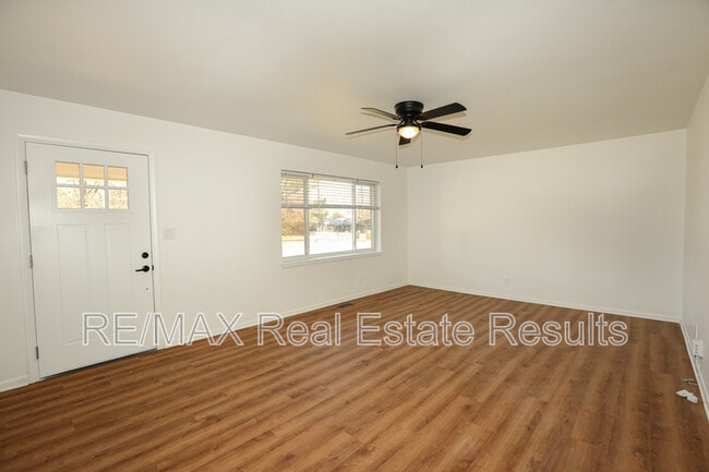 Building Photo - 2842 N Loxley Ave