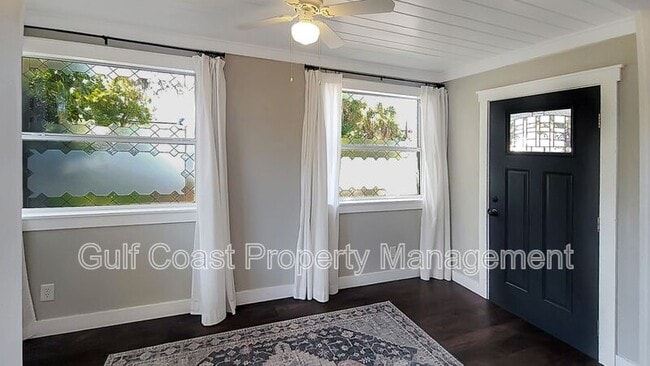 Building Photo - 904 17th Ave W