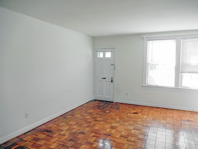 Building Photo - Sun-Filled & Well-Maintained 1 Bed 1 Bath ...