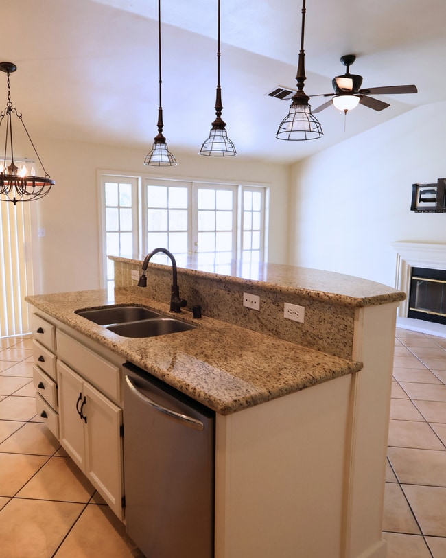 Building Photo - 4 Bedroom 2 Bath House for Rent in Northwe...