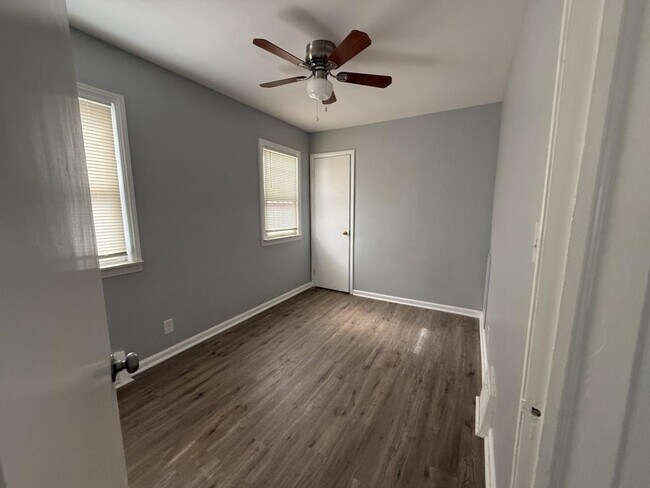 Building Photo - 1410 Bradley Ave