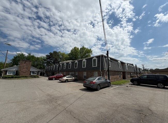 Building Photo - Spacious 1–3 Bedroom Apartments in South Louisville | Cedar Chase