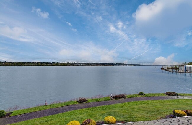 Building Photo - Bright Loft Condo with Stunning Columbia River Views