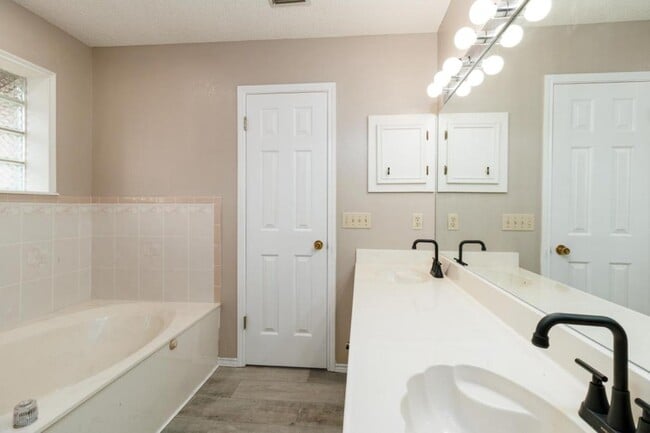 Building Photo - 2807 Montgomery Dr