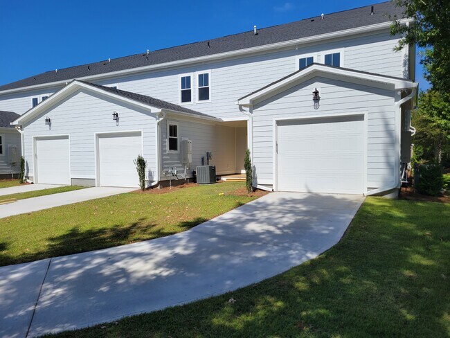 Building Photo - 3901 Harkers Way