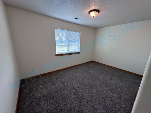 Building Photo - FREE RENT! Beautiful 1900 square foot 3 be...