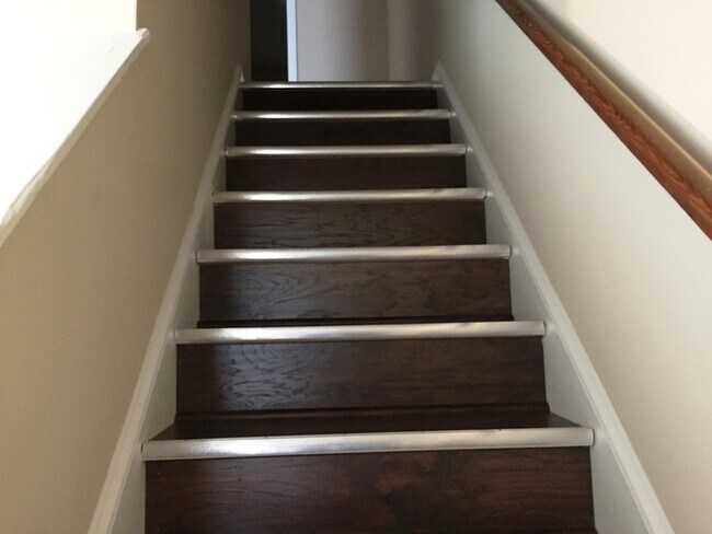 Building Photo - Charming townhouse convenient to downtown Concord!