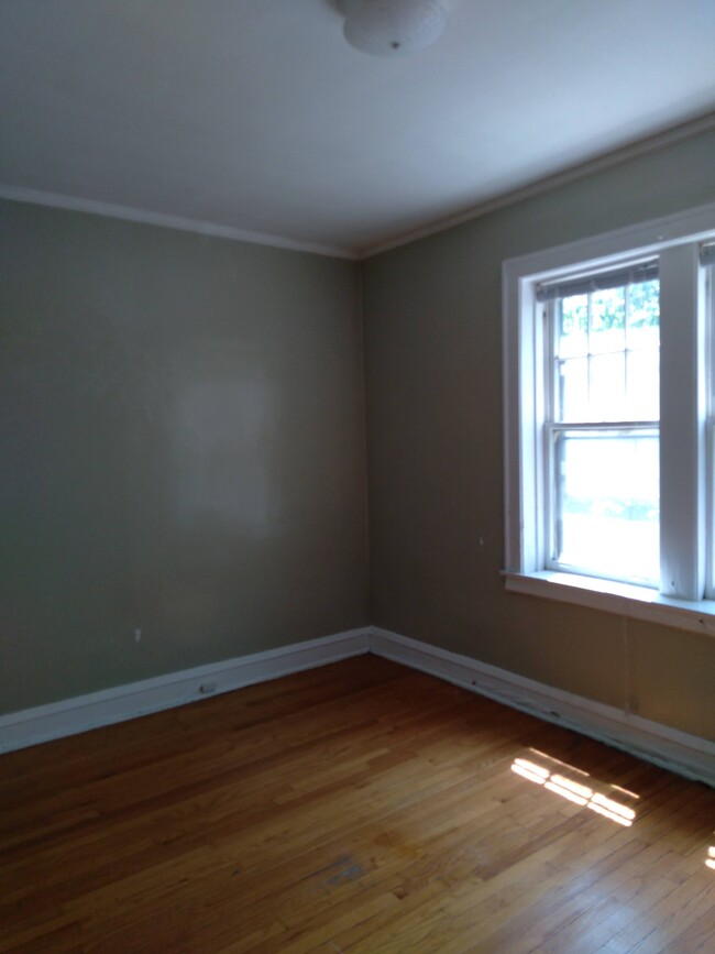 Building Photo - First Floor, Rarely Available, Spacious 1 ...