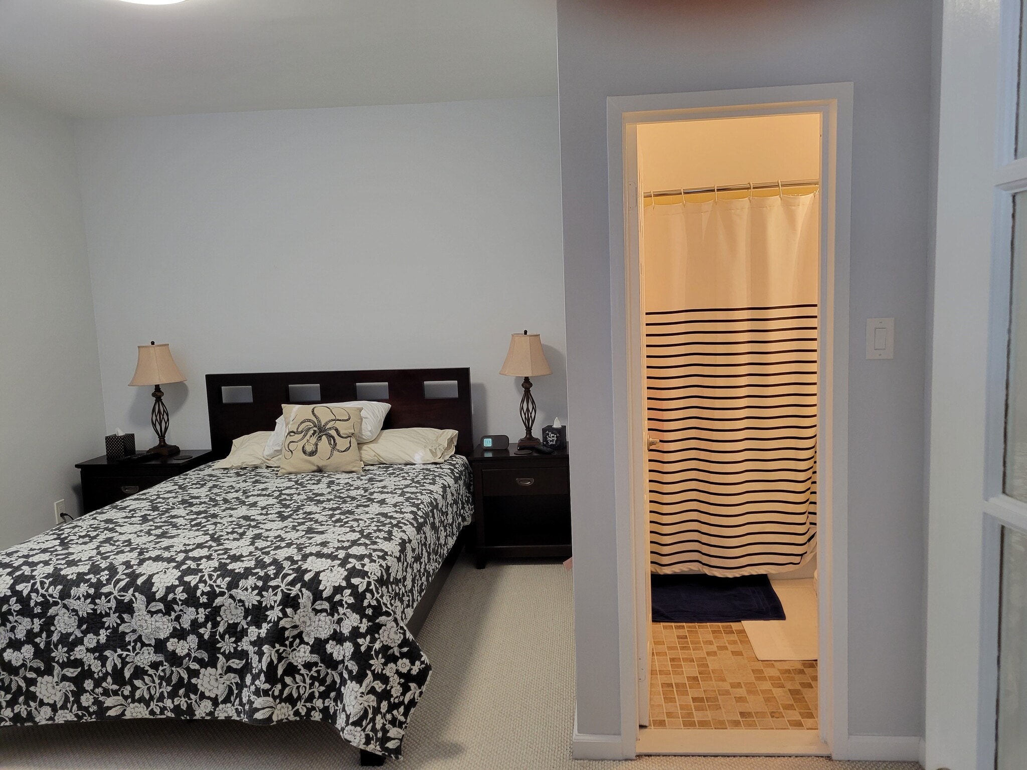 bedroom with bath - 97-13 64th Rd