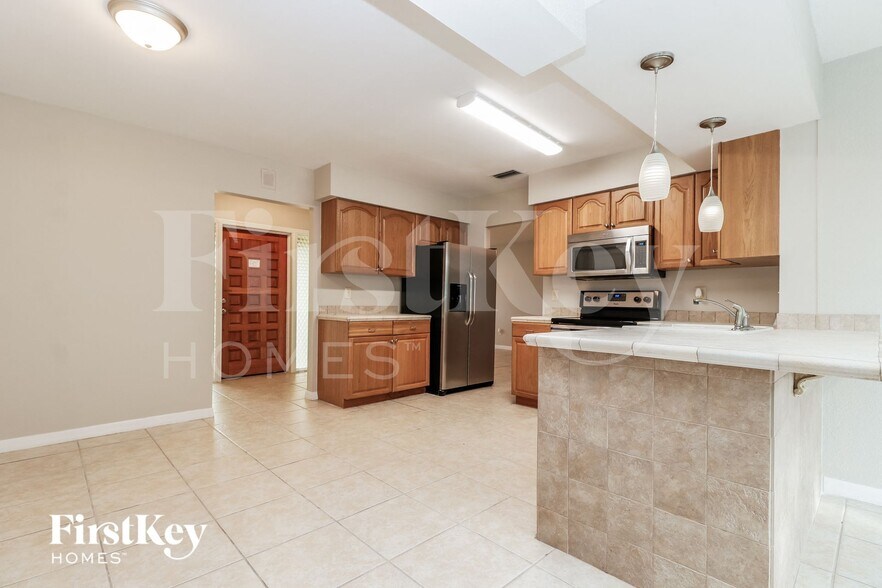 Building Photo - 3753 SE 2nd Pl