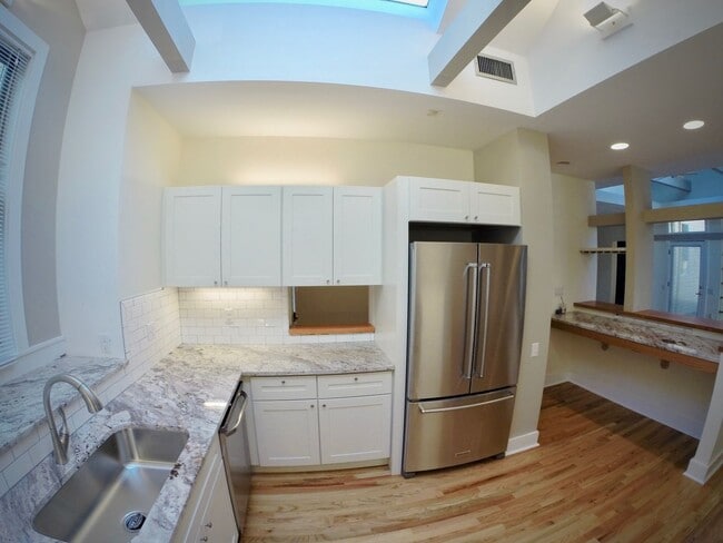 Building Photo - 5444 Claybourne St