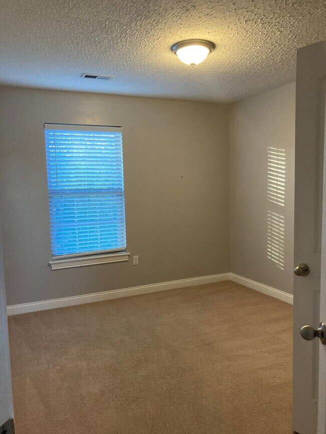 Building Photo - 100 Twin Lakes Dr