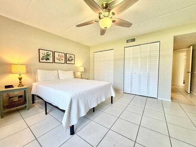 Building Photo - Coastal comfort awaits in this furnished 2Bedrooms / 2Baths condo in Daytona Beach!