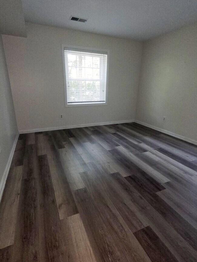 Interior Photo - 550 - Kings Grant