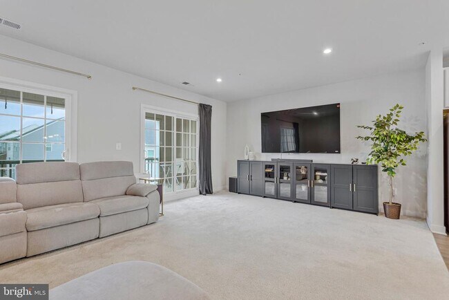 Building Photo - 10910 Presidential Pkwy