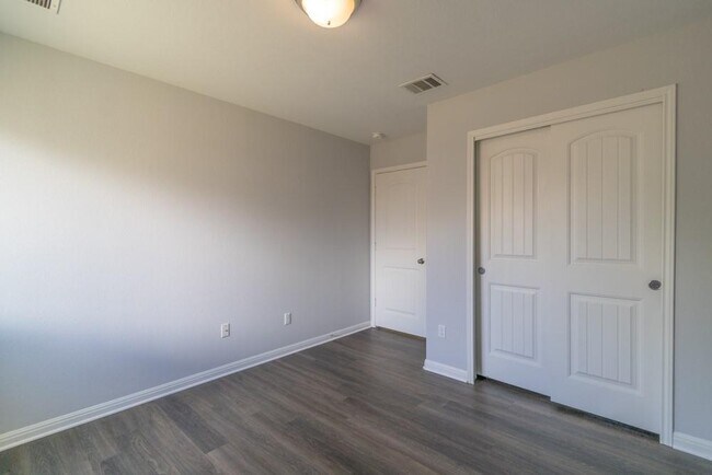 Building Photo - 1411 Elbe St