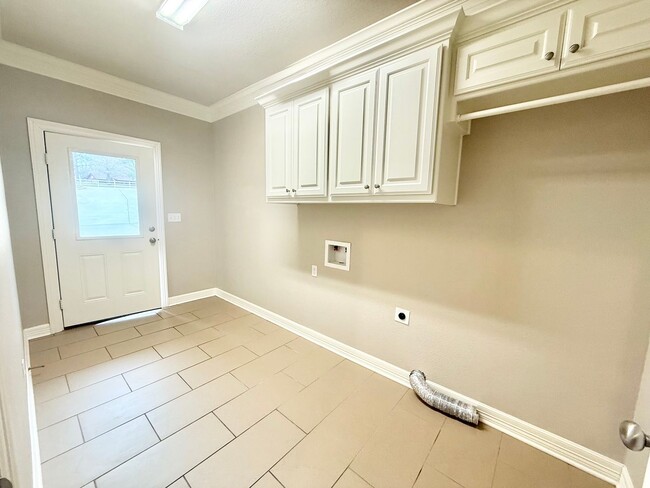 Building Photo - Luxury 3-bed, 2.5-bath!!