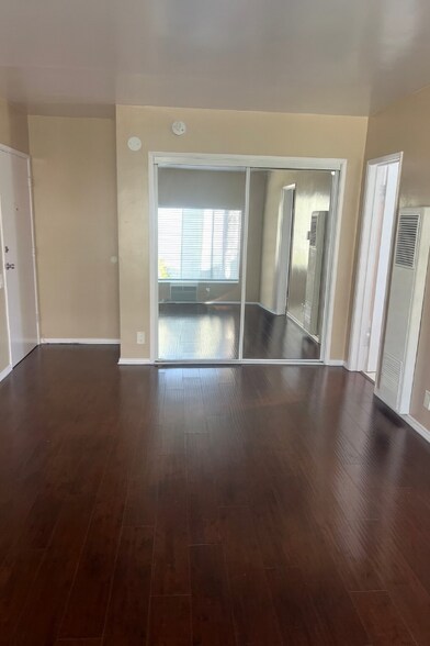 Building Photo - 1900 Grace Ave