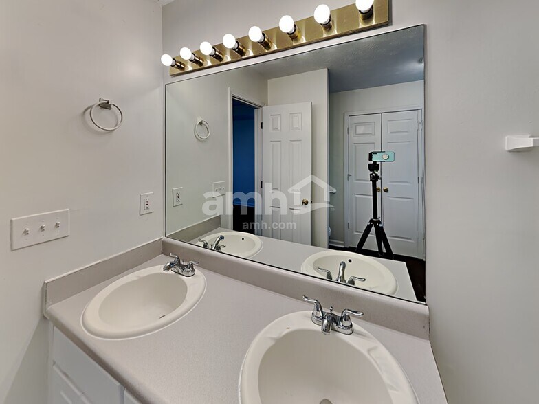 Building Photo - 468 Springfield Dr