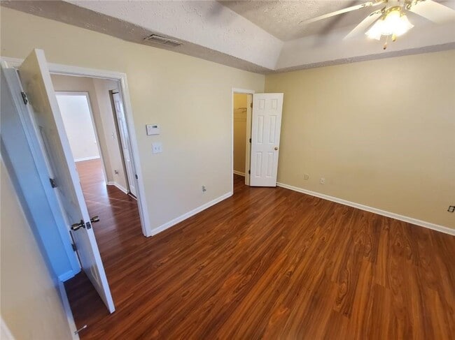 Building Photo - 5450 Twin Lakes Dr
