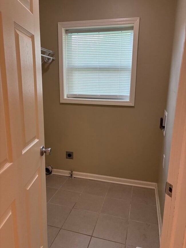 Building Photo - 2 Story Colonial - 3 bdrm/2 bath - LARGE YARD