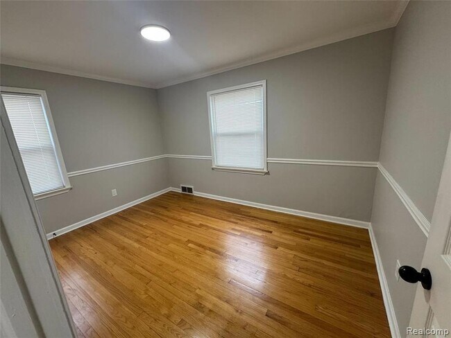 Building Photo - 1753 E Milton Ave