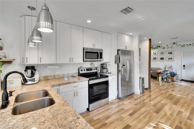 Building Photo - 1450 SW 20th Ave