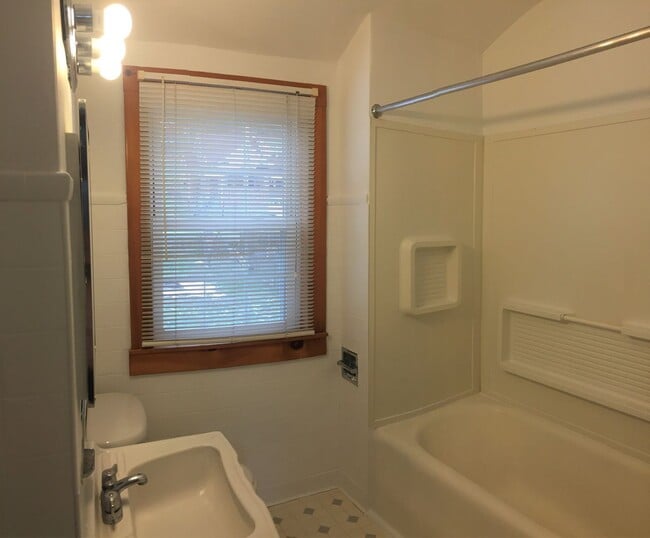Building Photo - 3 Bedroom Single Family House