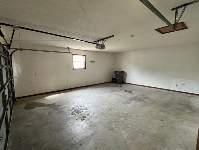 Building Photo - 3 bedroom 2 bath home close to Ft Wood mai...