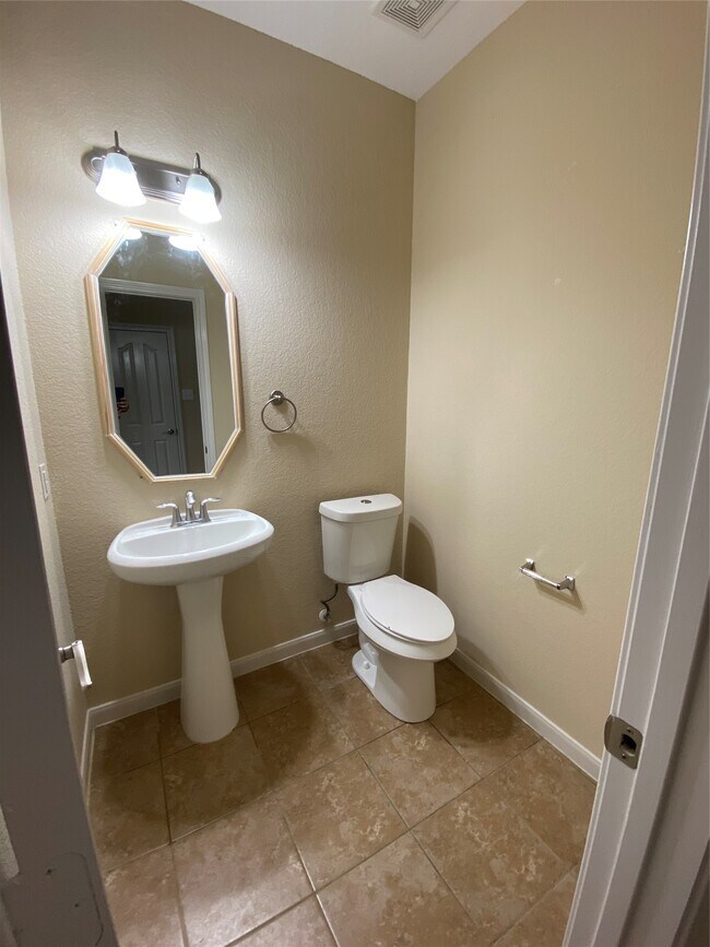 Building Photo - 4903 Summer Ridge Dr