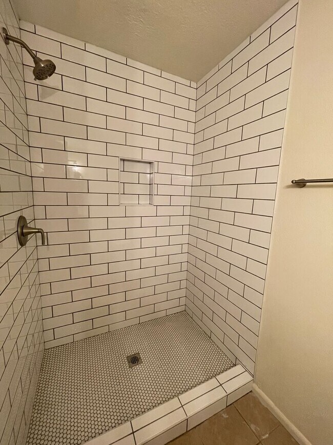 Building Photo - Remodeled 2 Bed / 2 Bath in Lovely Community – Pool, Covered Parking & Great Location