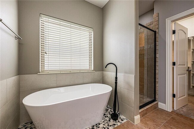 Building Photo - 4403 W Meadow Oaks Dr