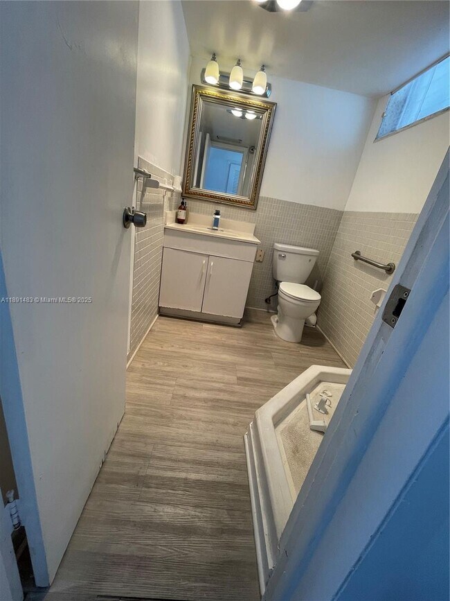 Building Photo - 2910 Point E Dr