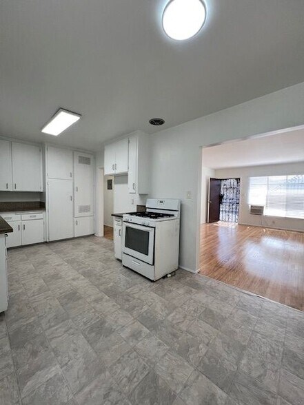 Building Photo - 10643 Crenshaw Blvd