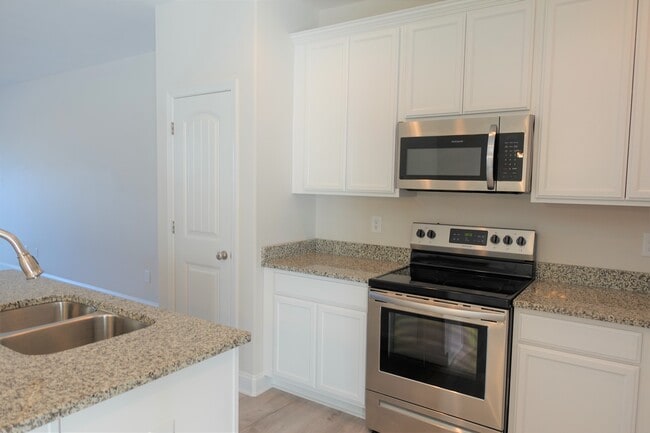Building Photo - 128 Creekland Wy