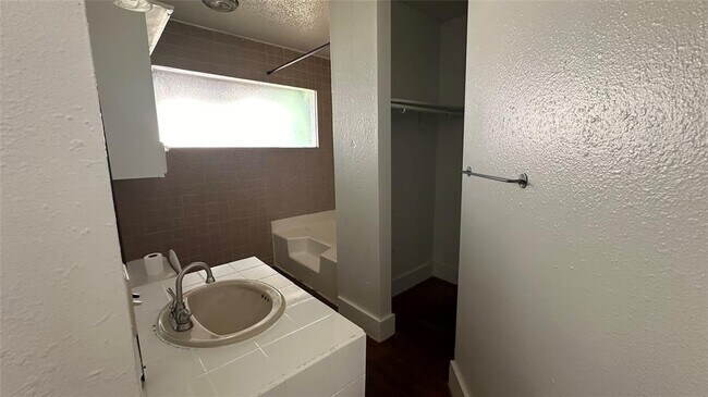 Building Photo - 1601 Francis St