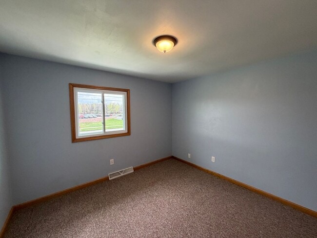 Building Photo - 5 Bed 2 Bath Single Family Home in Marshfield