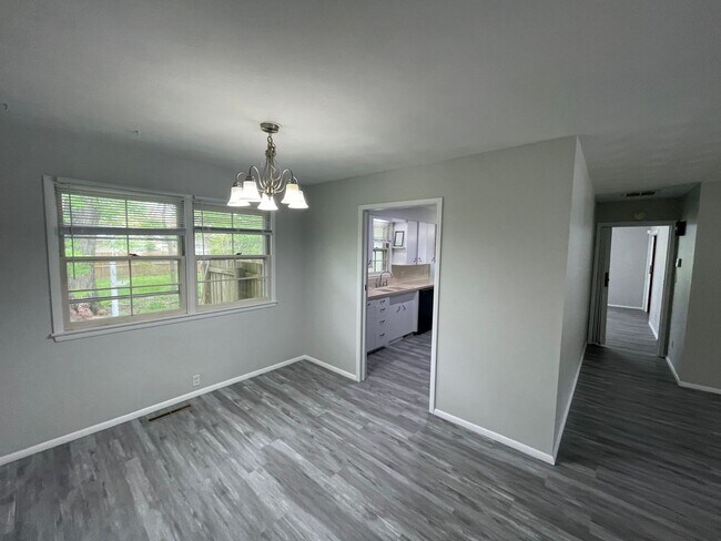 Building Photo - Beautiful 3 bedroom 1.5 bath waiting for you to call home .