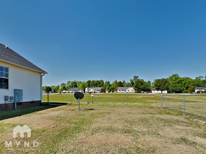 Building Photo - 168 Hugh Dr