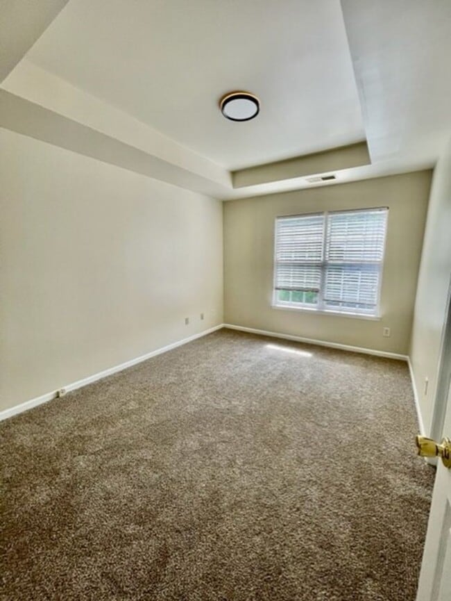 Building Photo - Must see this 4 bedroom 2.5 bath townhouse...