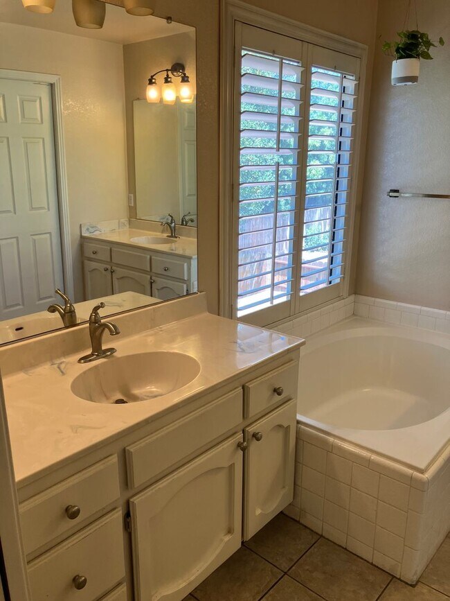 Building Photo - 1717 Whippoorwill Ct