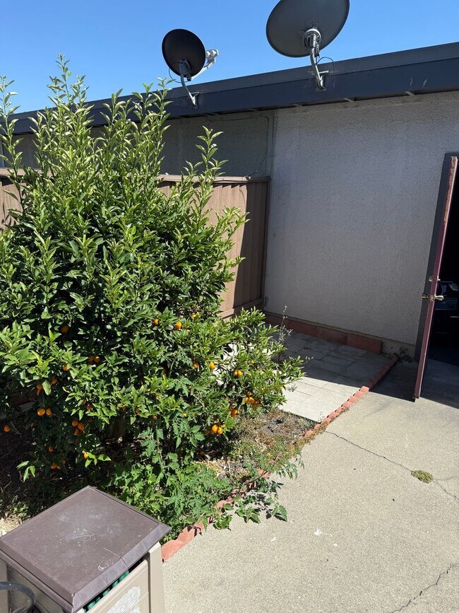 Building Photo - $3,150 / 2 BR - Updated Townhome in Prime Union City!