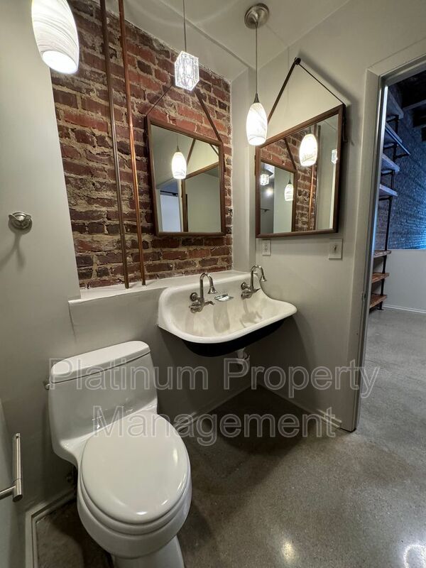 Building Photo - 326 Nelson St SW