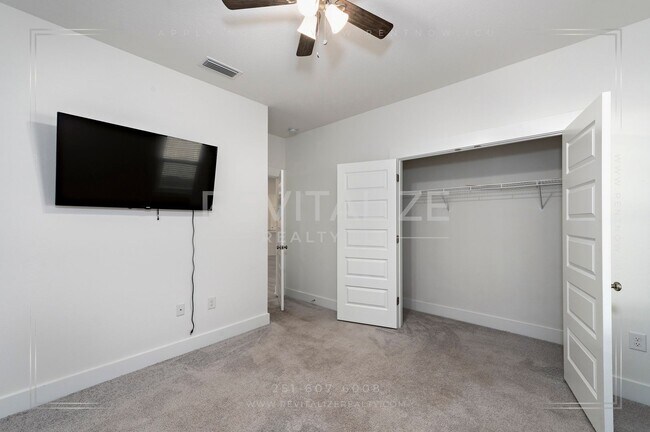 Building Photo - Charming Gold Fortified Home in Live Oak E...