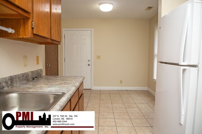 Building Photo - 3 Bedroom and 1.5 bathroom Duplex for Rent