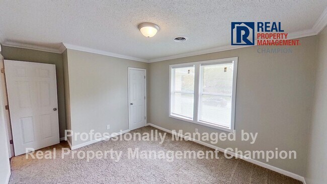 Building Photo - Beautifully Updated with Fenced Yard and O...