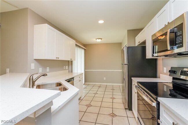 Building Photo - 525 SW 23rd Terrace