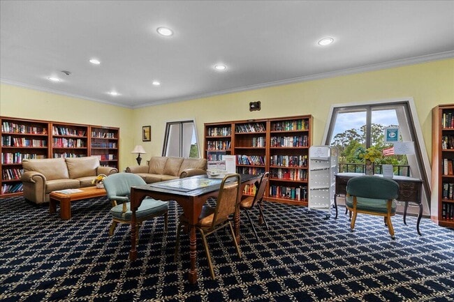 Building Photo - 102 Amherst Ln