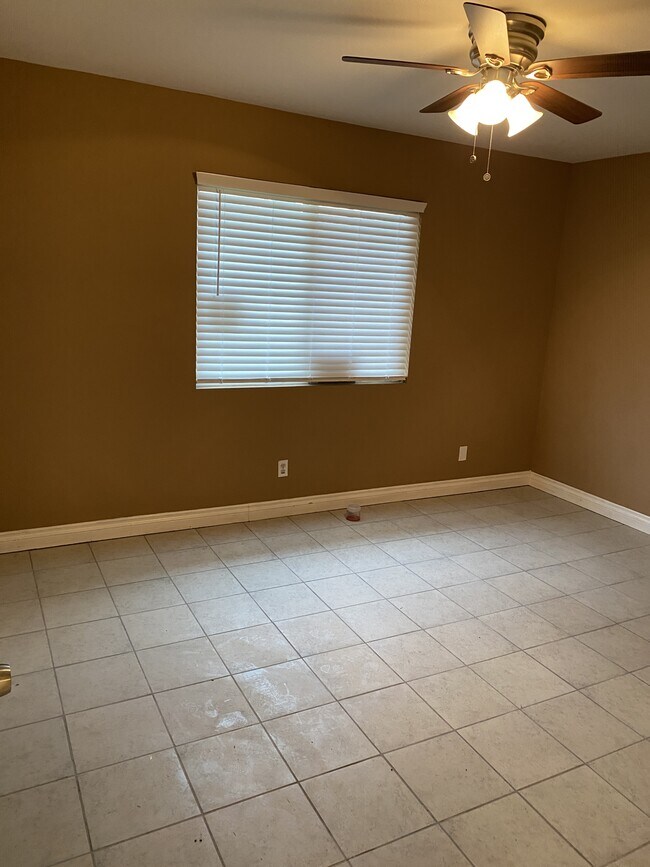 Building Photo - 16510 Lakeshore Dr